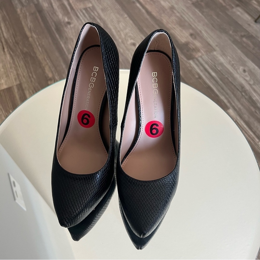 NWT BCBG generation black high heel court shoes, Size 6, snake skin texture